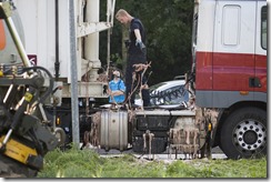 Vrachtwagen verliest slachtafval door te hard remmen bij Winschoten