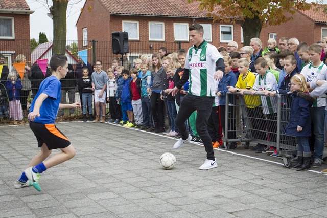 Hans Hateboer, basisspeler bij FC Groningen, opende vrijdagmiddag het schoolvoetbalveldje bij OBS de Uilenburcht in Beerta. Na afloop deelde hij handtekeningen en kaartjes uit aan de fans