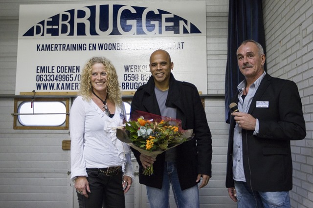 Oud-profvoetballer Glenn Helder opende vrijdagmiddag De Bruggen in Veendam. Dit is een nieuw centrum voor woonbegeleiding dat onder andere cliënten met een verslaving begeleidt. Glenn Helder heeft zelf een gokverslaving gehad.