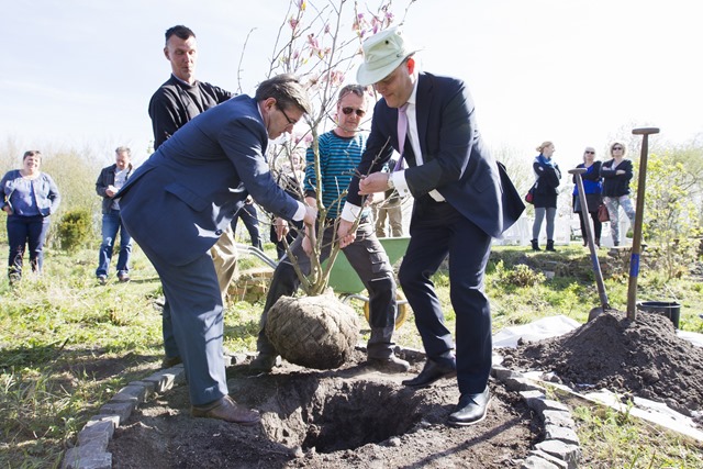 Viering overdracht Heemtuin Muntendam, wethouder Jan Batelaan en directeur van WerkPro Peter Rutgers deden de openingshandeling.