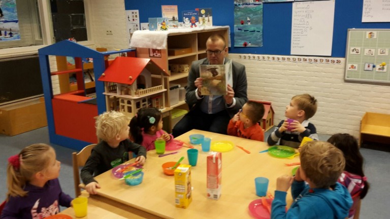 Wethouder leest voor op basisschool in Bellingwedde tijdens Nationale Voorleesdagen