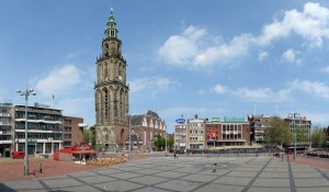 De Martinitoren en de oostzijde van de Grote Markt in Groningen