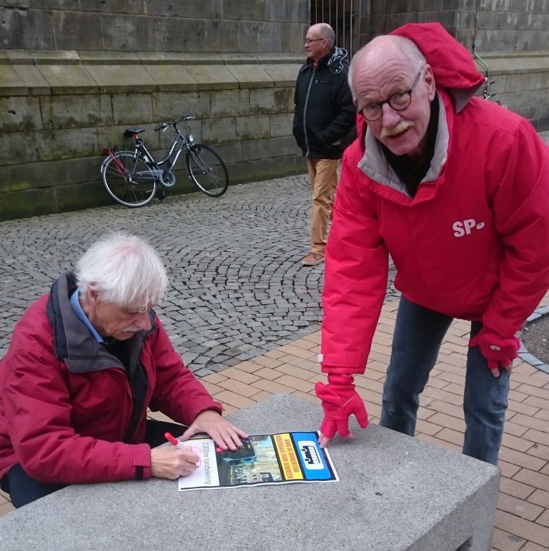 FNV topman zet 2000e handtekening voor behoud bushaltes in centrum Groningen