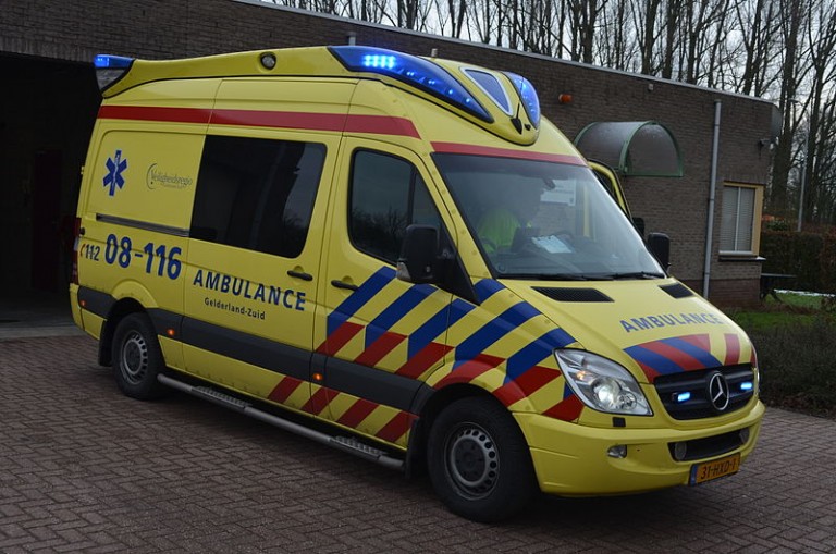 Auto’s van de weg door glad wegdek bij Hoogkerk