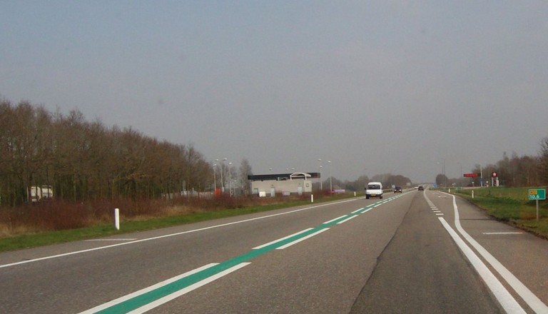 Snelheidsduivel breekt snelheidsrecord op de N33; ‘Rijbewijs ingevorderd’