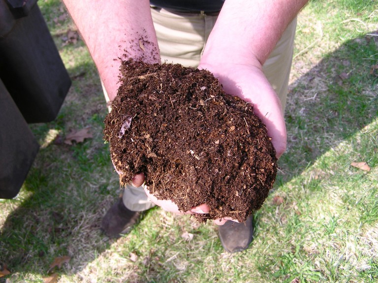 Gemeente Zuidhorn deelt gratis compost uit