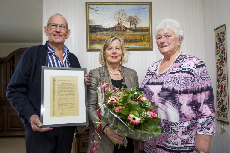 Burgemeester Bellingwedde feliciteert diamanten echtpaar