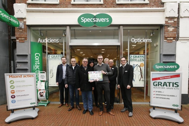 Specsavers Winschoten doneert ruimhartig aan Kledingbank Maxima