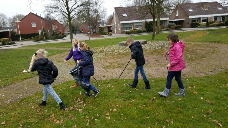 Leerlingen De Wiekslag ruimen zwerfafval Blijham op