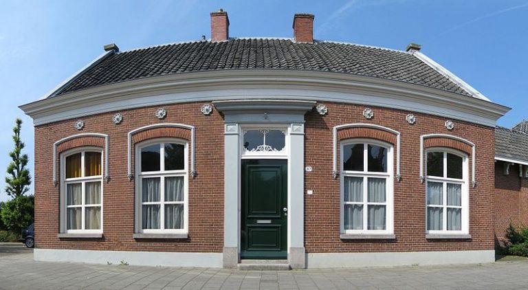 Gids Bakker geeft bijzondere rondleiding langs graven verzetsstrijders