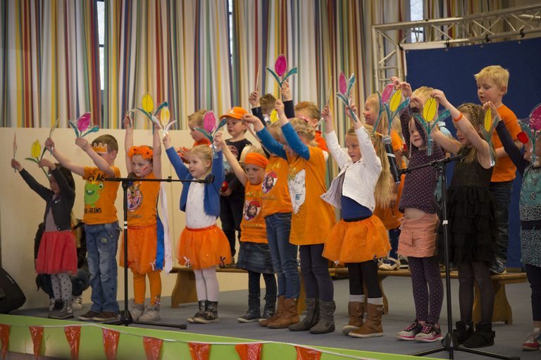 Oranjeconcert op de Regenboogschool vol muzikale vrolijkheid