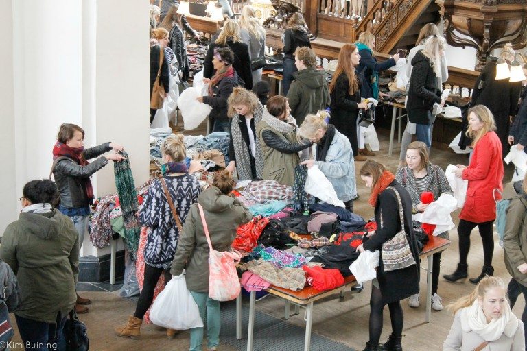 Kleding per kilo tijdens derde editie Vintage Rebel Kilo Sale in Der Aa-kerk