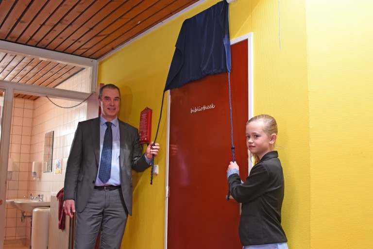 Bibliotheek op School in Wagenborgen geopend; ‘Lezen prikkelt de fantasie’