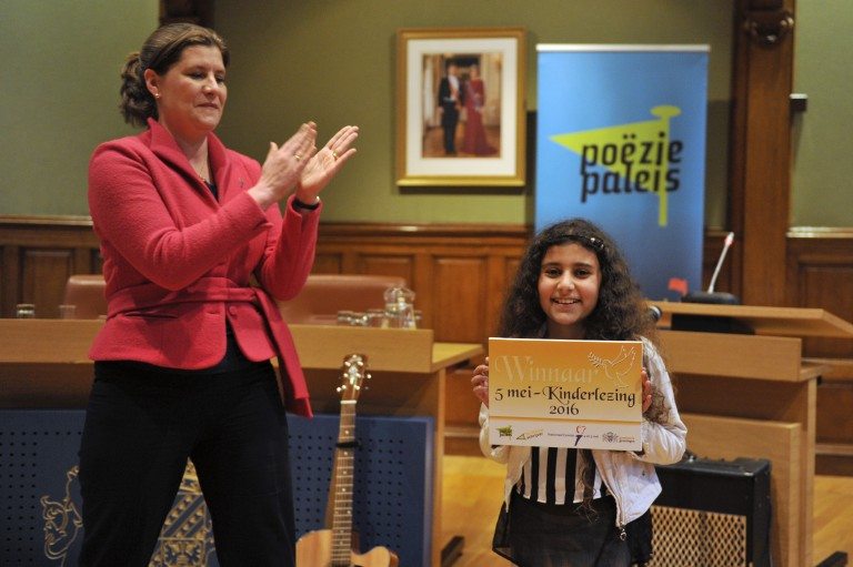 Sarah Fawwaz uit Oude Pekela wint finale 5 mei-kinderlezing