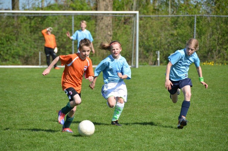 Succesvol en vernieuwd schoolvoetbaltoernooi in Zuidhorn breekt records