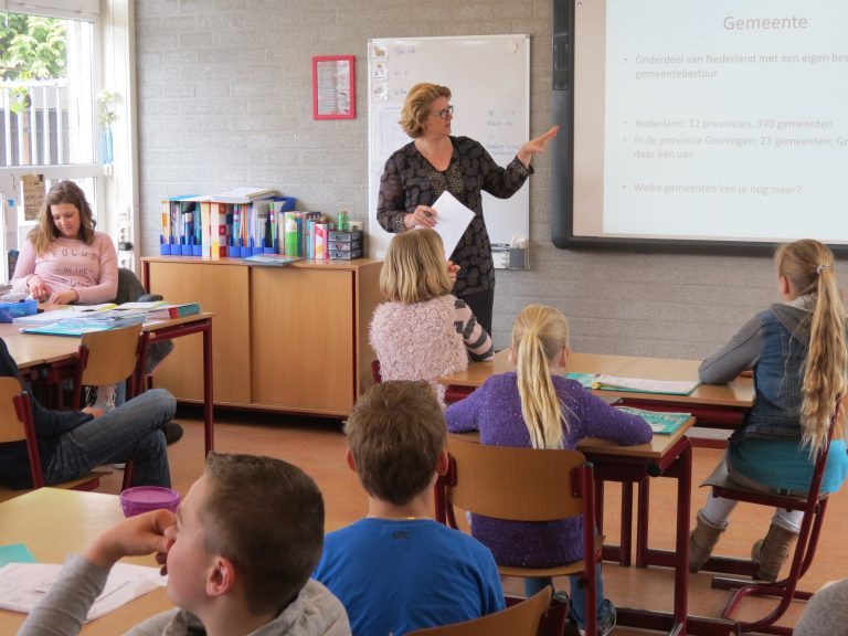 Grootegast wakkert politieke interesse kinderen aan; Jeugdraad deelt geld uit