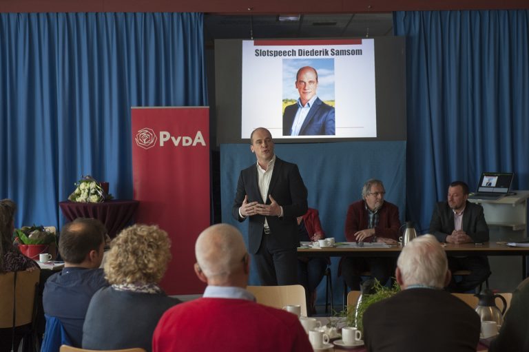 Diederik Samsom spreekt in de Dörpstee van Noordhorn