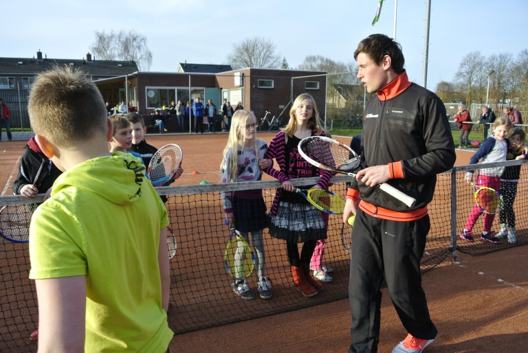 ‘Schooltennis bij TC Mentheda blijft een gezellige drukte’