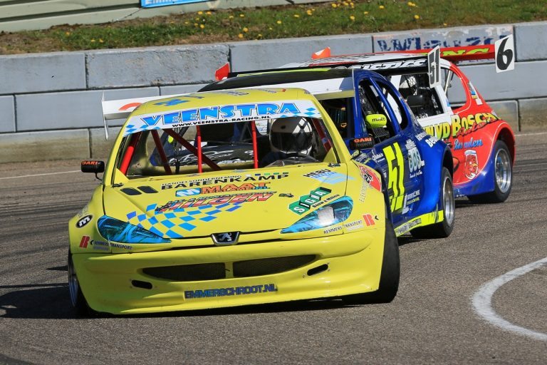 Frits d’Haan al 37 jaar gepassioneerd aan de slag met zijn liefhebberij: “Ovalracing is een intensieve hobby”