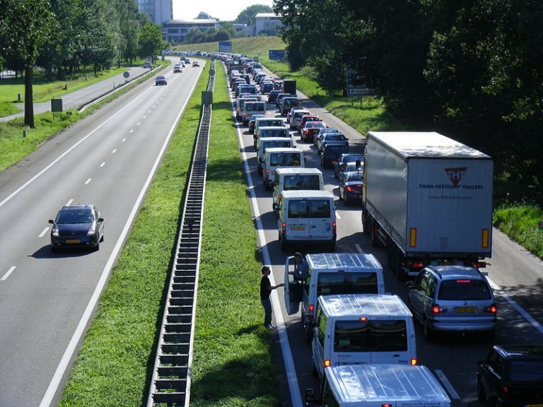 Vrachtwagen rijdt over fiets op A7 bij Leek