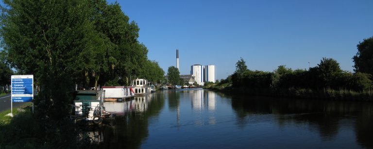 Automobiliste slaat over de kop bij Hoendiep