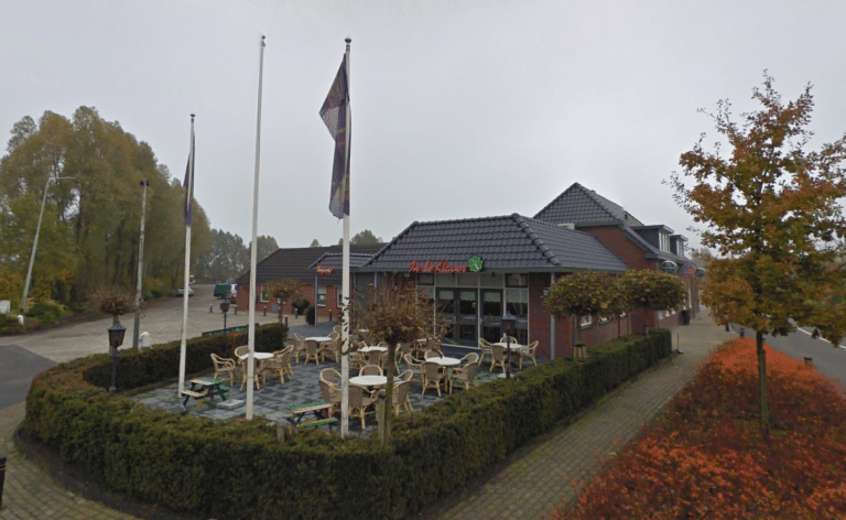 Automobilist rijdt in op gevel Wegrestaurant in Niebert