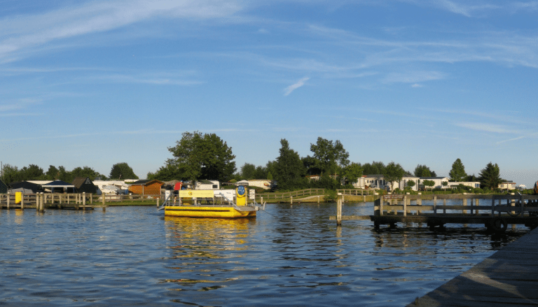 Burgemeester Hoogezand opent eerste gecombineerde surf- en naaktstrand