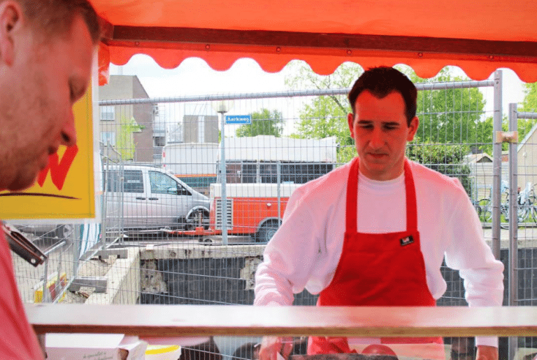 Pinkstermarkt in Leek drukbezocht; ‘Bezoekers weten Leek ook te vinden onder frisse omstandigheden’