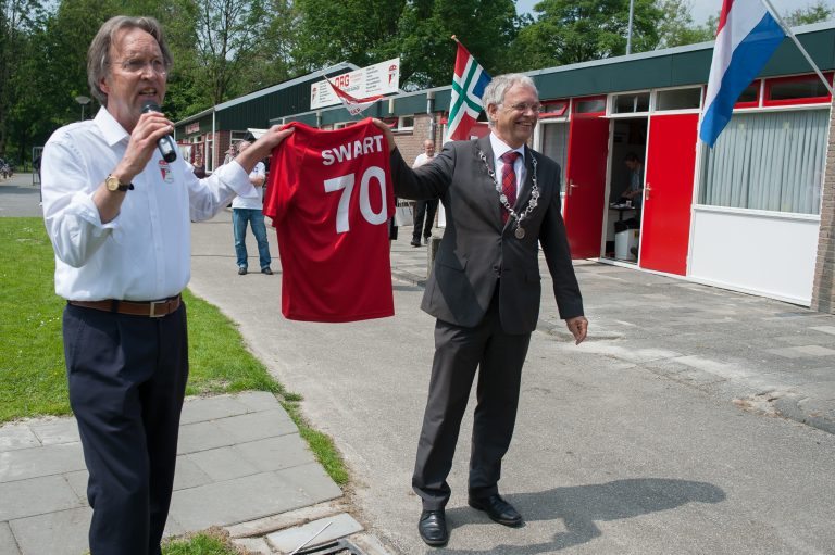 Burgemeester Zuidhorn voetbalt in pannakooi VV Grijpskerk