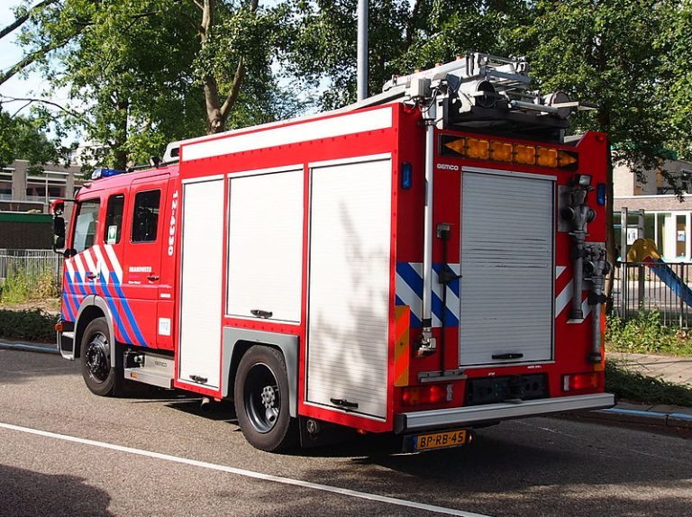 Brandweer blust caravanbrand in Uithuizermeeden