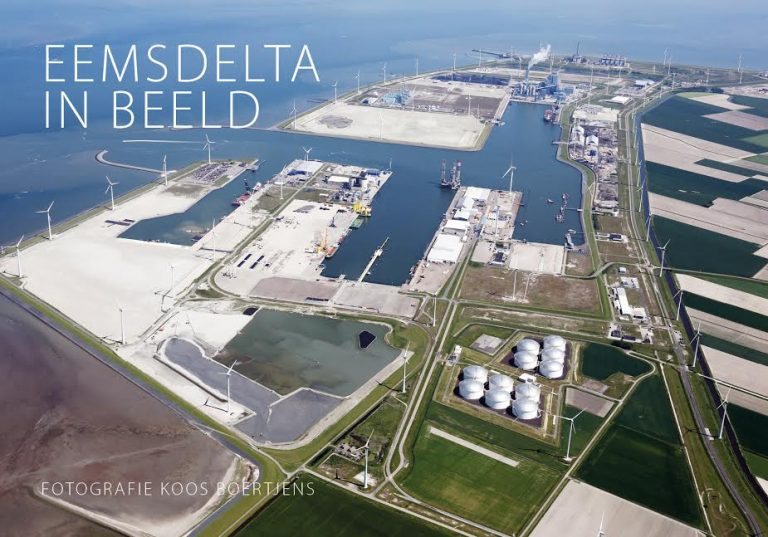 Wethouder Usmany krijgt boeken Eemsdelta uitgereikt