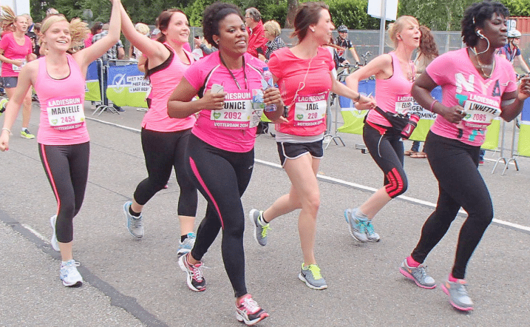 Ladiesrun Groningen kleurt Stad roze