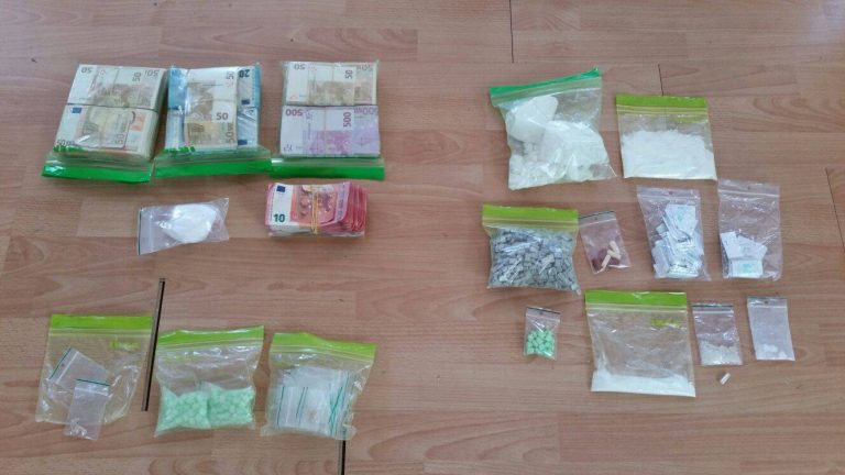 Veel drugs en geld aangetroffen bij inval in Groningen