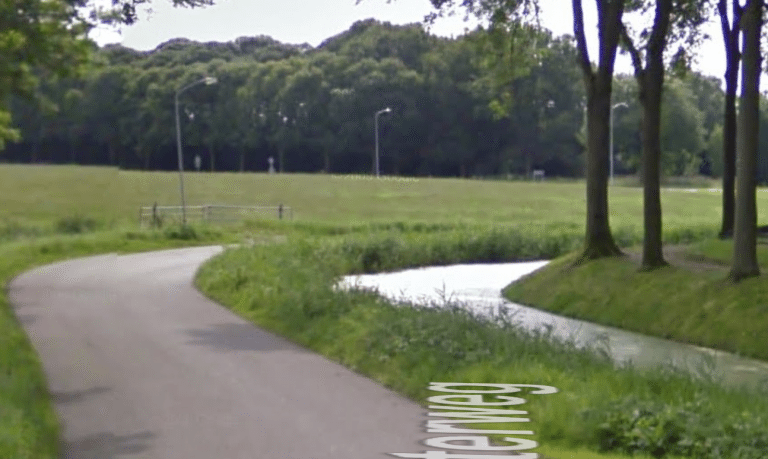 Auto raakt te water in Appingedam