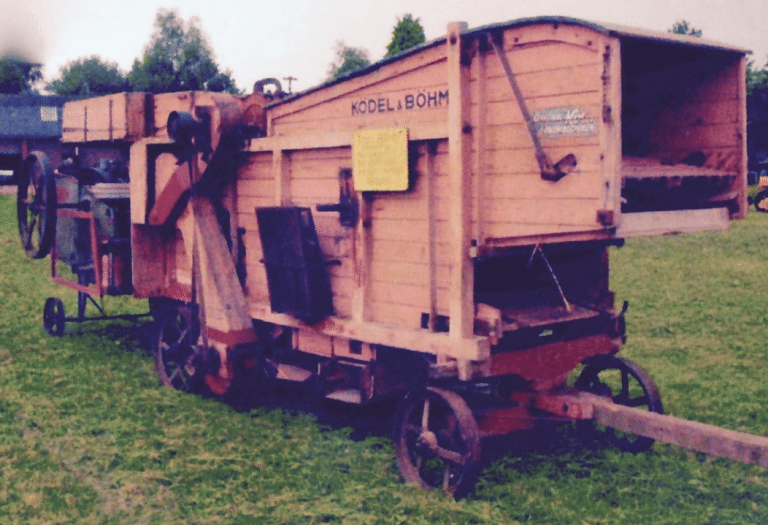 Oldtimer dorsmachine Ködel en Böhm bij museum ter Borg