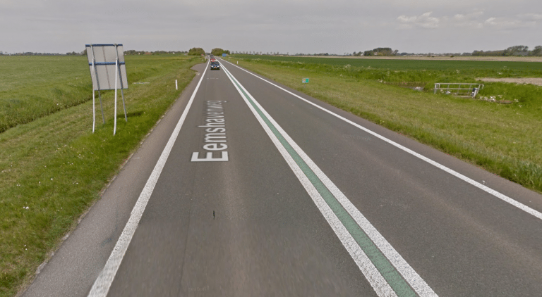 Aanhanger over de kop op N64 bij Middelstum