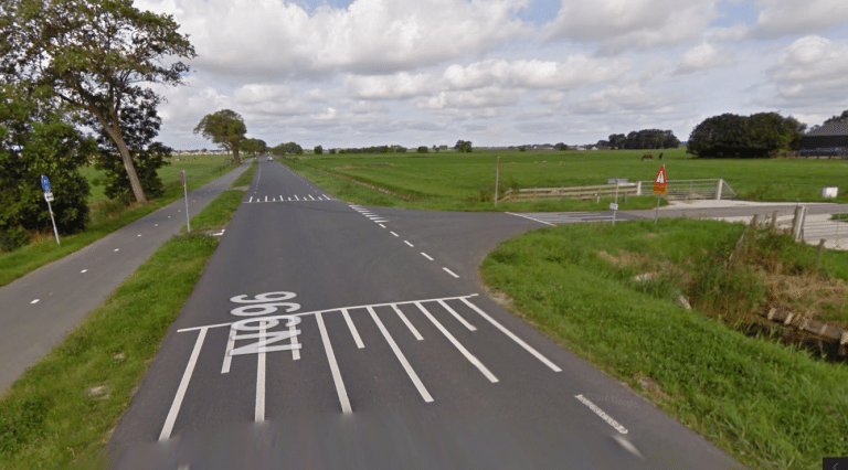 Auto in botsing met tractor bij Winsum