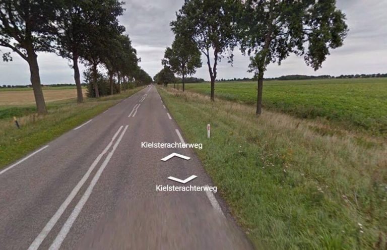 Auto over de kop bij Kiel-Windeweer