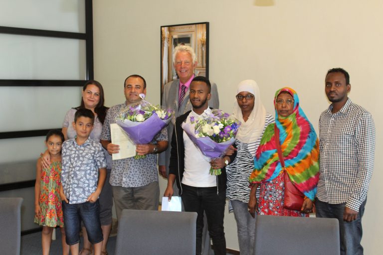 Burgemeester van Leek verwelkomt twee nieuwe Nederlanders