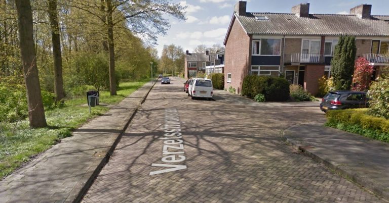 Straat blank door geknapte waterleiding