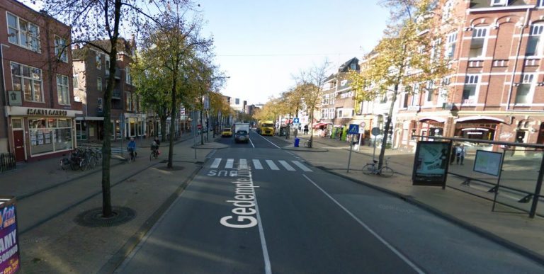 Man rijdt door na aanrijding voetganger