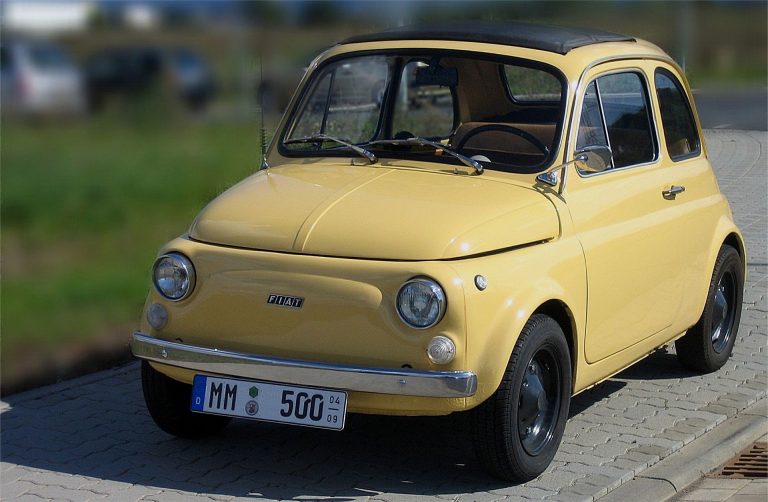 Tentoonstelling Fiat 500-club tijdens Tellerlikker Festival Winschoten