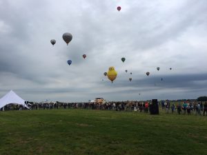 32 luchtballonnen stijgen op