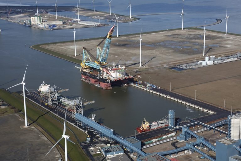 Megakraanschip Saipem 7000 komt aan in Eemshaven