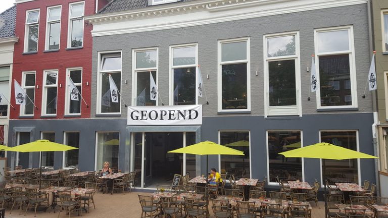 Bier en kip bij Taveerne Rabenhaupt in Stad