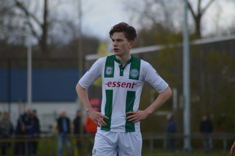 Tom van de Looi tekent eerste profcontract bij FC Groningen