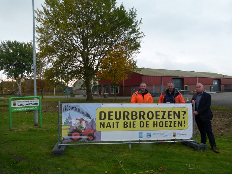 Loppersum plaatst spandoeken voor verkeersveiligheid