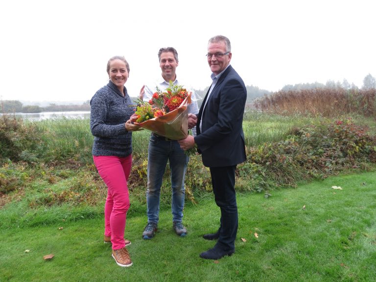 Wethouder feliciteert camping De Watermolen in Opende