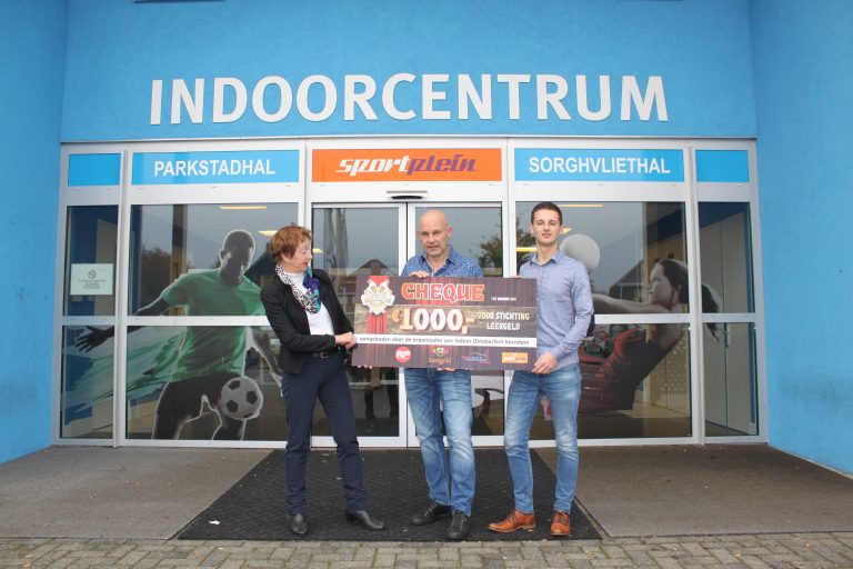 Indoor Oktoberfest Veendam geeft cheque aan goed doel