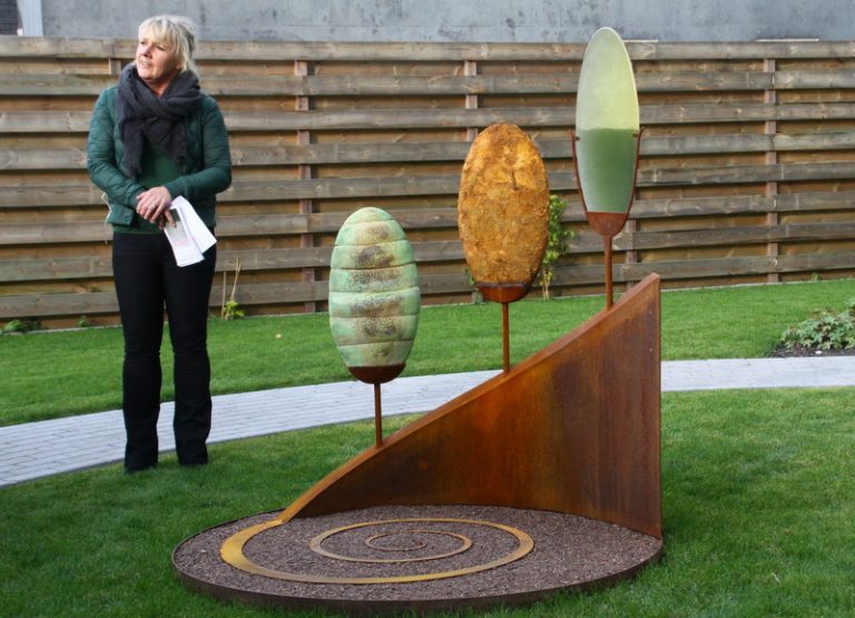 Wethouder Oetra Gopal opent kunstwerk in tuin Gasthuis Hoogezand